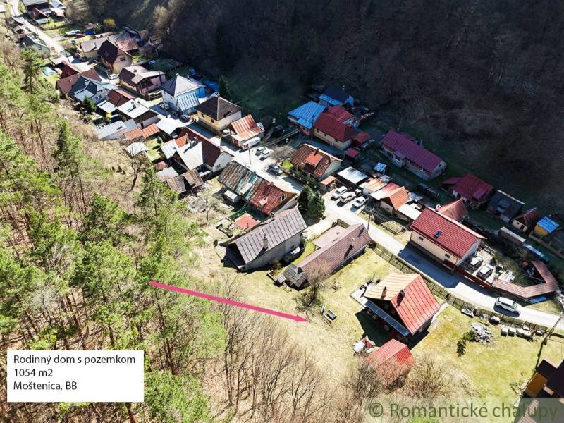 Ein Blick auf die Hütten in Moštenica, eingebettet in den Wald und die umliegende Natur.