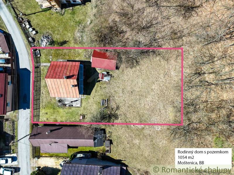Eine Hütte in Moštenica mit rotem Dach, umgeben von einem Grundstück mit einer Größe von 1054 m².