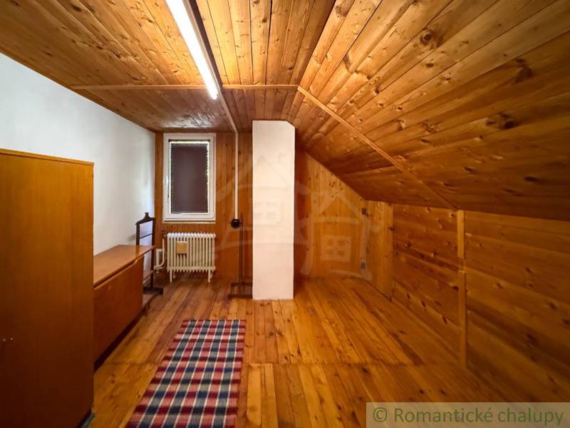 Das Innere der Hütte mit Holzboden und Bauernmöbeln.
