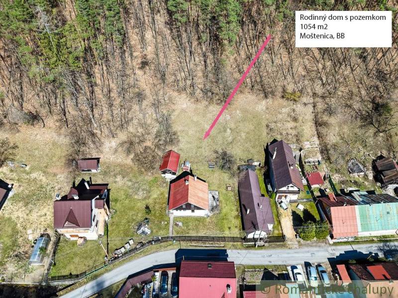 Luftaufnahme einer Hütte mit Grundstück in Moštenica am Waldrand.