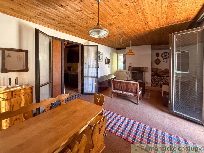 Küche in einer Hütte mit Holzdecke und rustikalen Möbeln.
