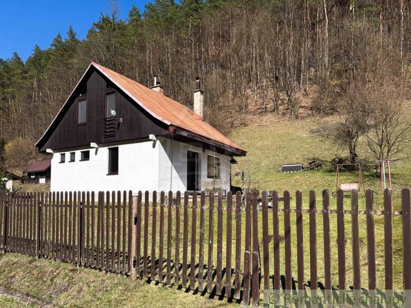 Eine Hütte in Moštenica, umgeben von einem Zaun und Wald, eingebettet in die Natur.