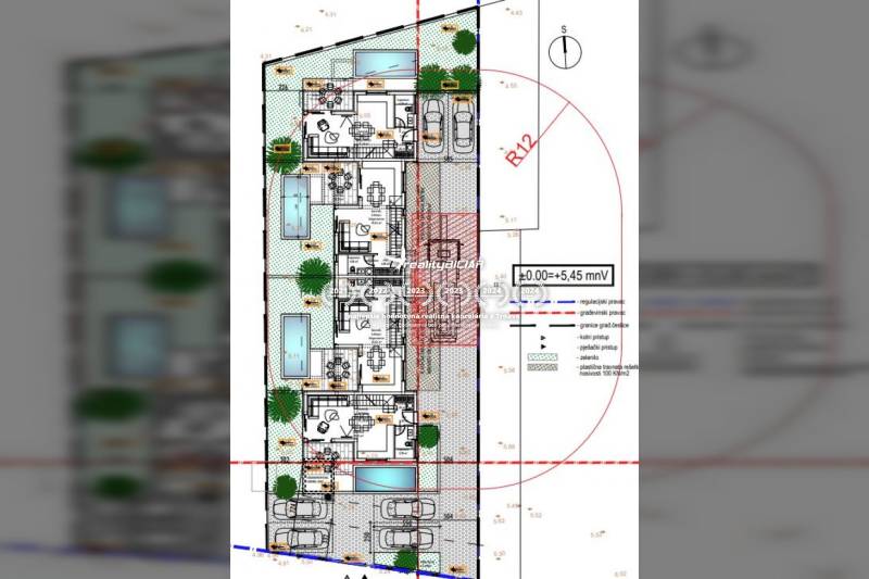 Grundriss eines Einfamilienhauses in Nin mit Parkplätzen und einem Pool auf dem Grundstück.
