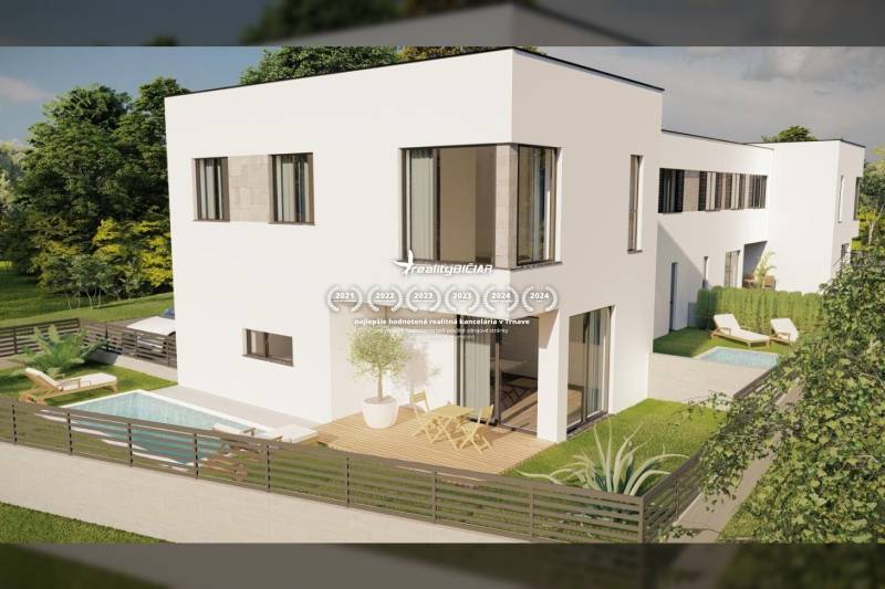 Ein Einfamilienhaus in der Stadt Nin mit Garten, Pool und Terrasse, umgeben von Grün.