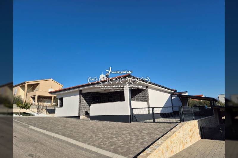 Einfamilienhaus in der Mulo-Straße in Vrsi mit befestigtem Hof und Tor.