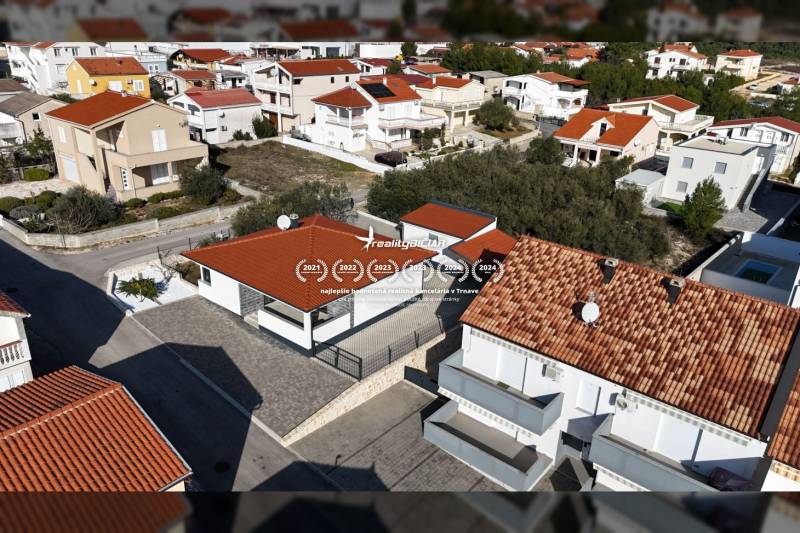 Luftaufnahme von Einfamilienhäusern in der Straße Mulo in Vrsi mit roten Dächern.