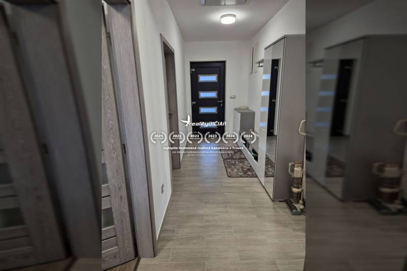 Flur mit Holzboden in einem Einfamilienhaus mit Spiegel und Einbauschrank.