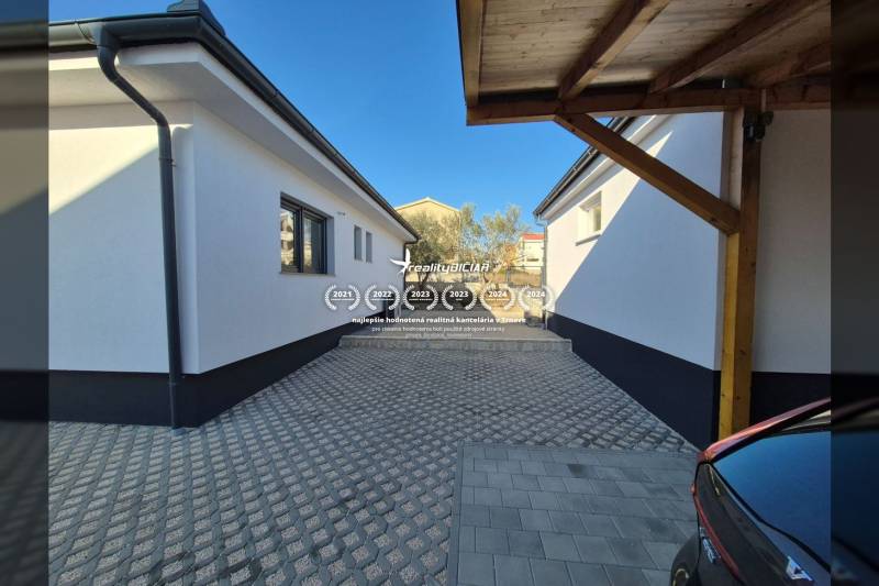 Schön gestaltete Zufahrt zu einem Einfamilienhaus in der Straße Mulo in Vrsi.