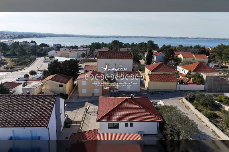 Luftaufnahme von Einfamilienhäusern in der Straße Mulo in Vrsi mit Blick auf das Meer.