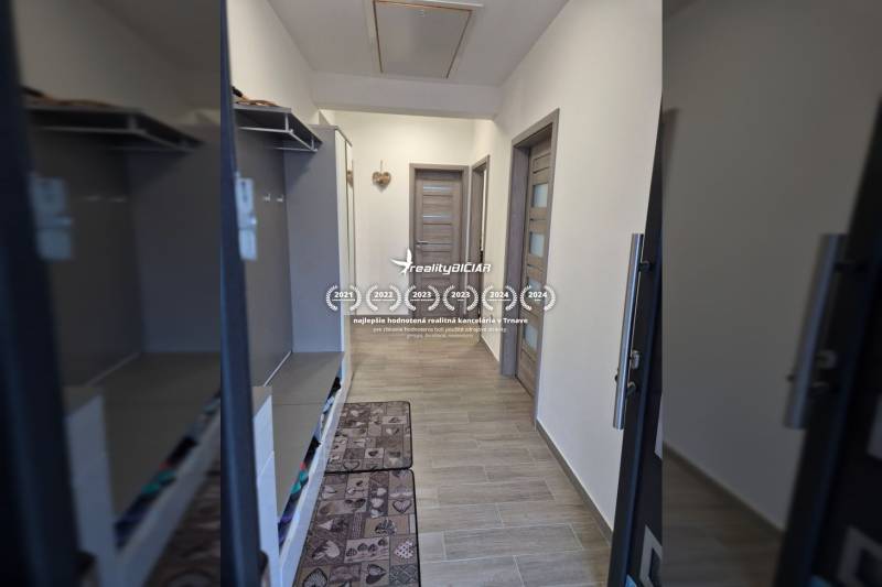 Flur mit Holzboden und Einbauschränken in einem Einfamilienhaus.