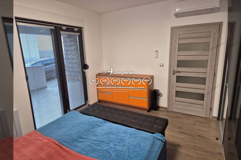 Schlafzimmer im Einfamilienhaus mit Bett, Schrank und Boden mit Holzdekor.