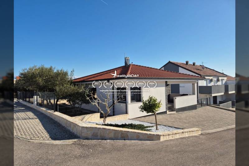 Das Einfamilienhaus in der Stadt Vrsi in der Straße Mulo hat ein rotes Dach und Steinmauern.