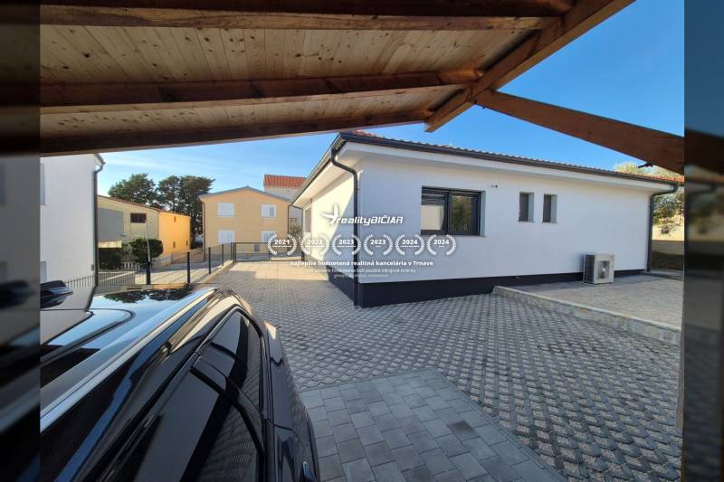 Ein Einfamilienhaus in der Mulo-Straße in Vrsi mit befestigter Zufahrtsfläche und einem Dach aus Holz.
