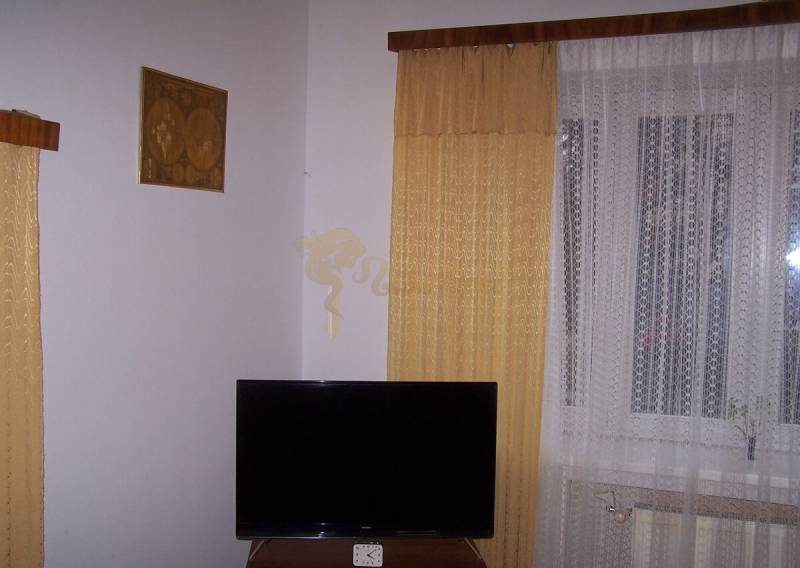 Fernseher, Vorhänge und Gardinen in einer 2-Zimmer-Wohnung, einfacher Rahmen mit Bild.