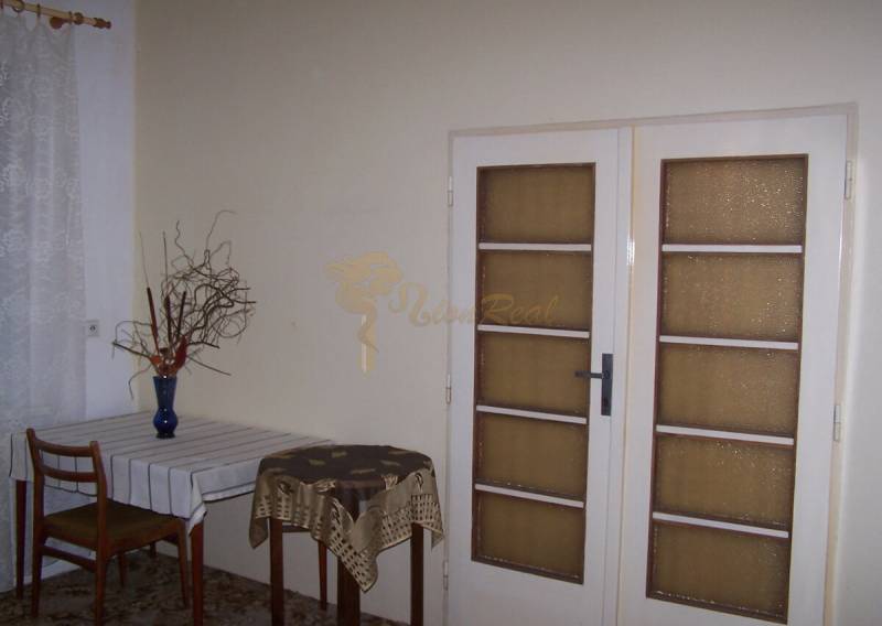 Innenraum einer 2-Zimmer-Wohnung mit Esstisch und Glastüren.