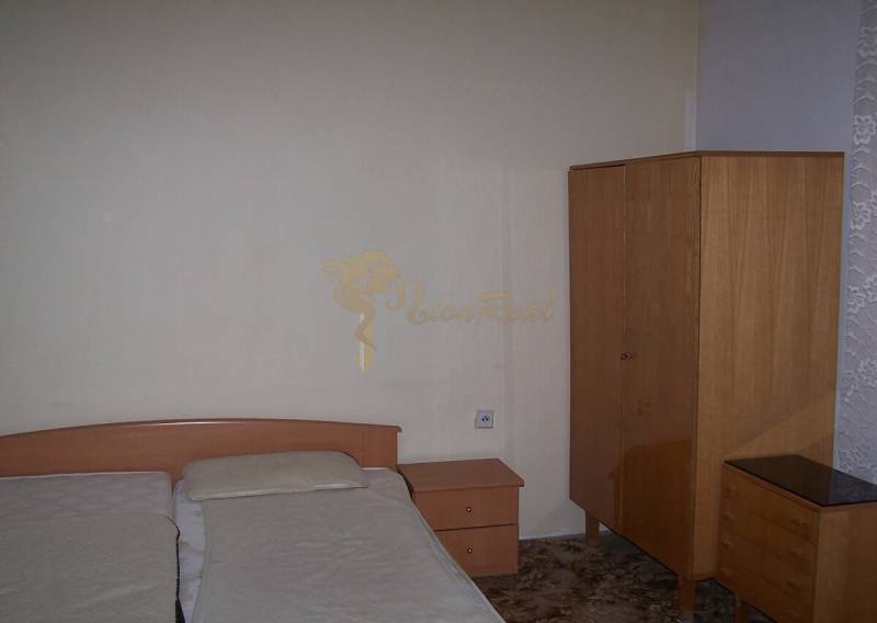 Schlafzimmer in einer 2-Zimmer-Wohnung mit einfacher Einrichtung und Doppelbett.