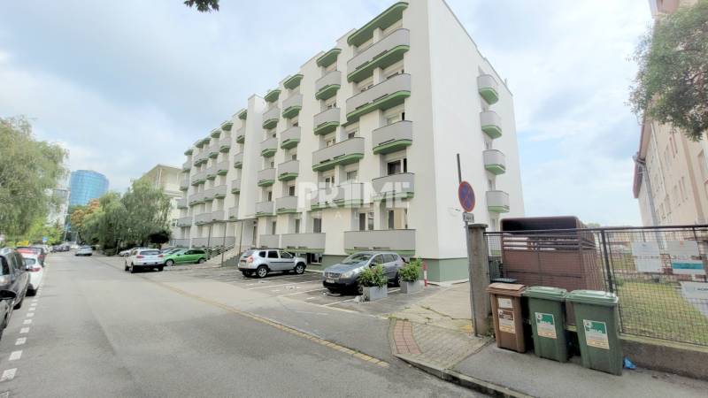 Ein Gebäude mit Balkonen und geparkten Autos in der Ondavská-Straße, Bratislava - Ružinov.
