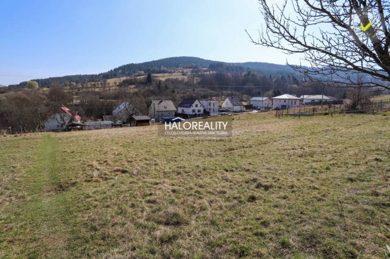 Grundstücke - Wohnen in Papradno mit Blick auf die Hügel und die umliegende Natur.