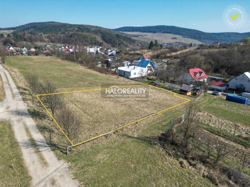 Grundstücke - Wohnen in Papradno, umgeben von Landschaft, sichtbare Einfamilienhäuser und Straße.