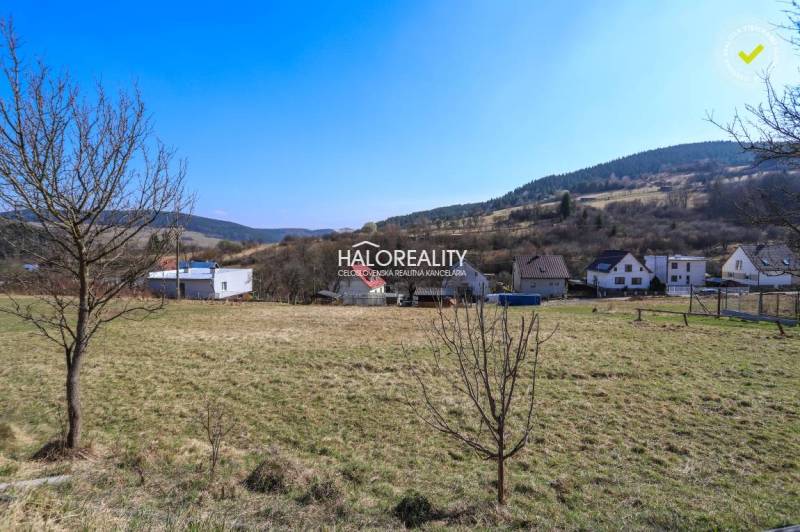 Grundstücke zum Wohnen in Papradno mit Blick auf die Hügel und in der Ferne gelegene Einfamilienhäuser.