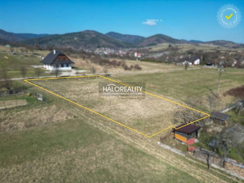 Grundstücke für Wohnzwecke in Papradno, umgeben von malerischer Landschaft und Hügeln.