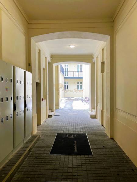 Flur mit karierten Fliesen, Fahrrad im Hintergrund, 2-Zimmer-Wohnung in der Konventná-Straße.