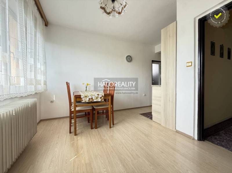 Esszimmer mit Holzboden, Tisch und Stühlen in einem Einfamilienhaus.