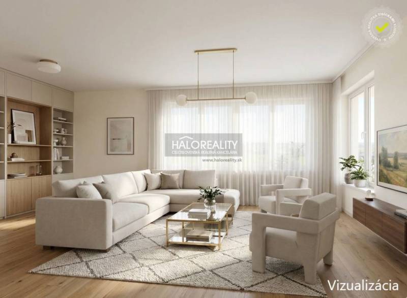 Wohnzimmer in einem Einfamilienhaus mit bequemer Couch, Teppich und Holzboden.