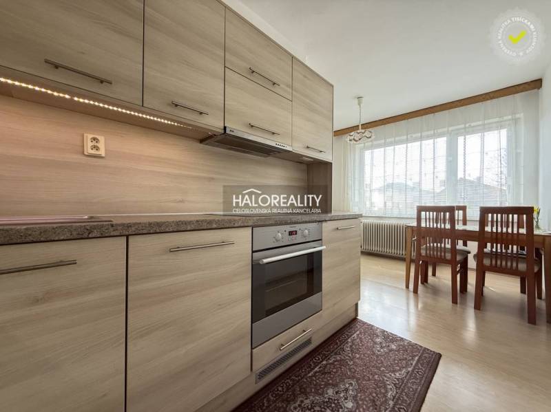 Küche in einem Einfamilienhaus mit Holzboden und Esstisch.