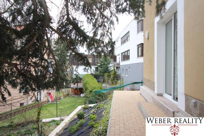 Gartenbereich einer Einzimmerwohnung in der Lichardova-Straße in Bratislava, Altstadt, mit Terrasse und Pflanzen.