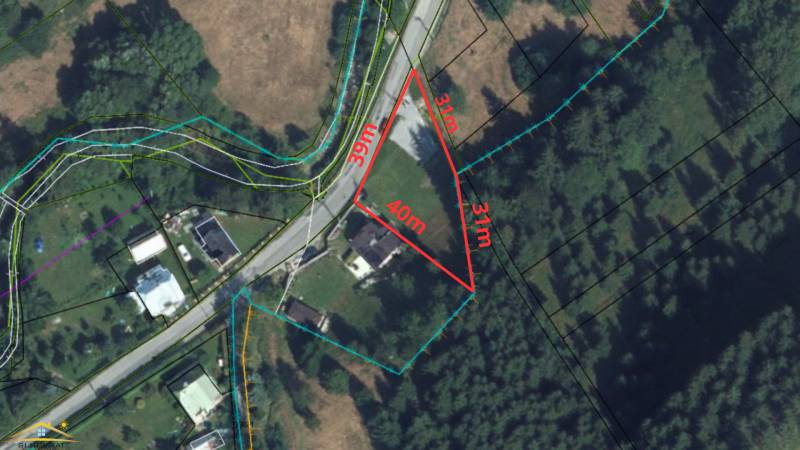 Grundstücksplan für Wohnbebauung in Makov, umgeben von Grünflächen und Straßen.