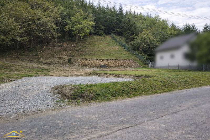 Hanggrundstück in der Gemeinde Makov mit Zufahrtsstraße und umliegendem Waldbestand. Grundstücke - Wohnen.