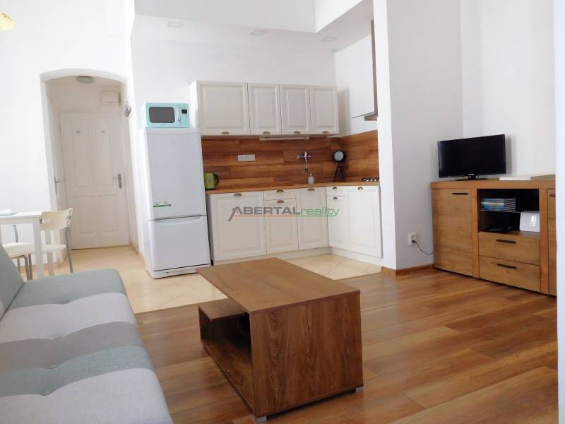 Predaj. 2i byt, Mariánska , Staré mesto, Bratislava, obývacia izba.JPG