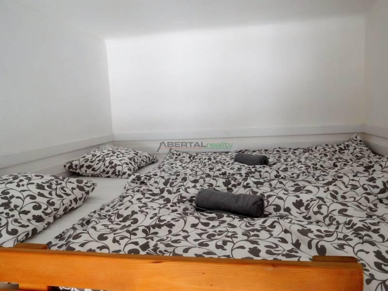 Predaj. 2i byt, Mariánska , Staré mesto, Bratislava, spálňa.JPG