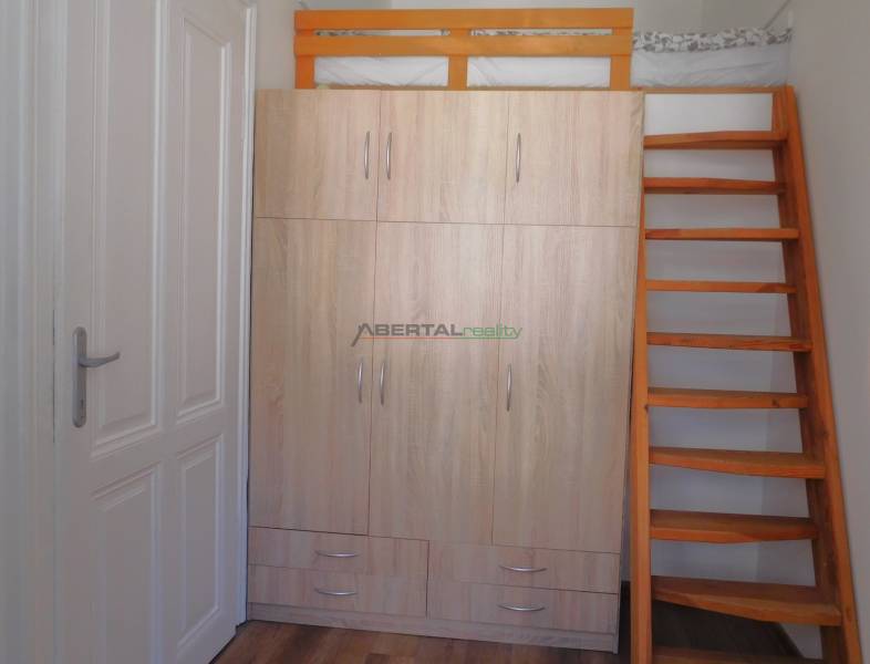 Predaj. 2i byt, Mariánska , Staré mesto, Bratislava, spálňa a pracovňa.jpg