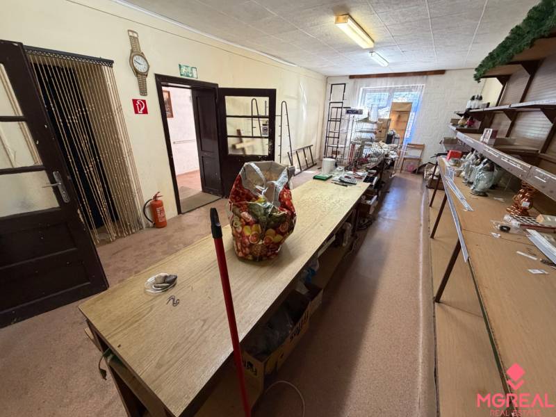 Innenraum eines Einfamilienhauses mit älteren Möbeln und Regalen zur Aufbewahrung von Gegenständen.