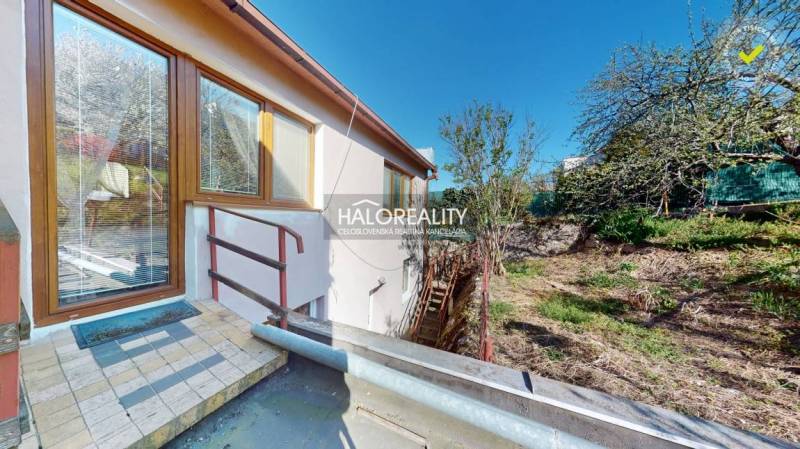 Ein Einfamilienhaus in Rimavská Sobota mit Terrasse und eingezäuntem Garten, geeignet zum Wohnen.