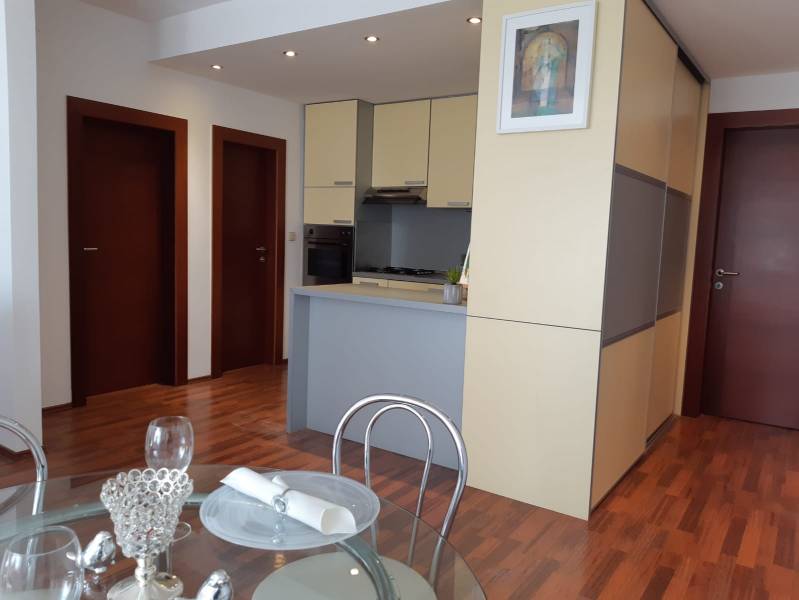 Essbereich und Küche in einer 3-Zimmer-Wohnung mit Holzboden.