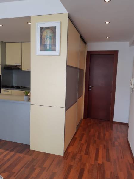 Innenraum einer 3-Zimmer-Wohnung mit Holzboden, Küche und Einbauschrank.