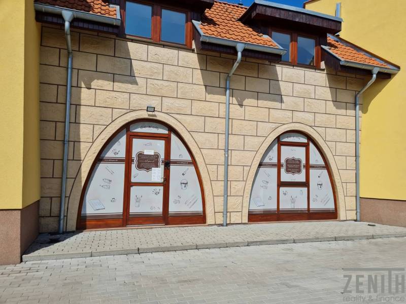 Geschäftsräume in der Kukučínova-Straße in Dunajská Streda mit stilisierten Schaufenstern.