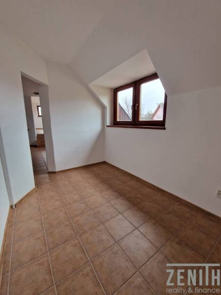 Innenraum von Geschäftsräumen mit Keramikboden und schräger Decke.
