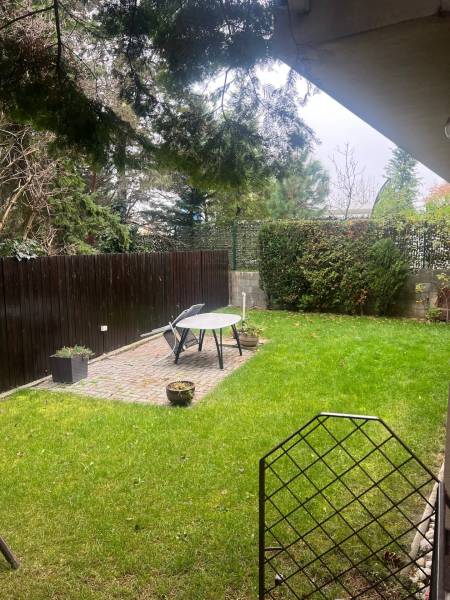 Garten eines Einfamilienhauses in der Mozartstraße in Bratislava - Altstadt mit Rasen und Terrasse.