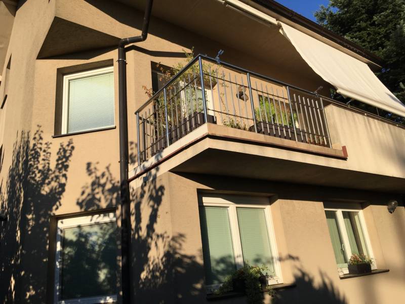 Ein Blick auf das Einfamilienhaus in der Mozartstraße in Bratislava - Altstadt mit sonniger Terrasse.