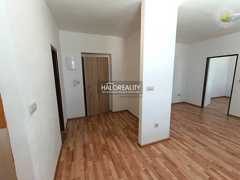 Innenraum einer 2-Zimmer-Wohnung mit Holzboden und weißen Wänden.