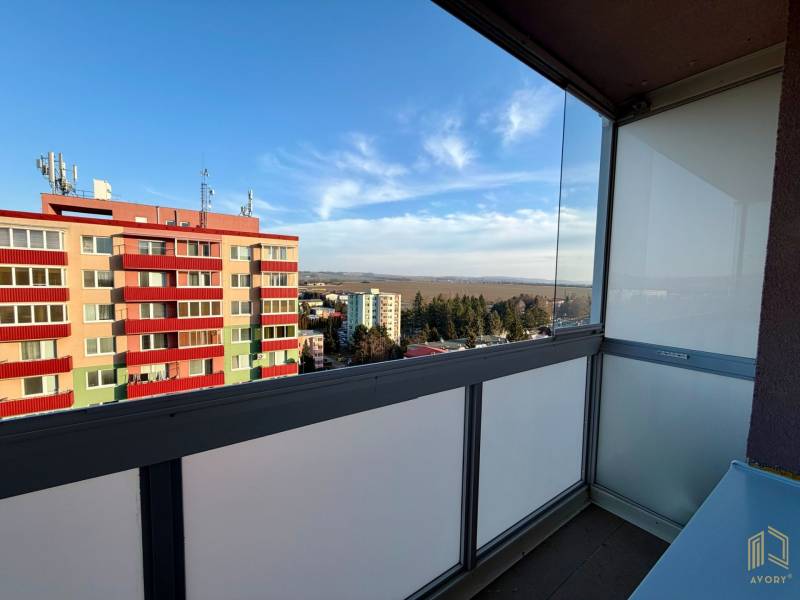 Blick vom Balkon eines Einzimmerapartments in der Štefánikova-Straße in Senica, Ausblick auf Plattenbauten.
