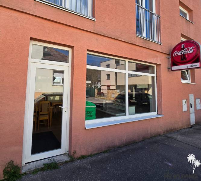 Gastroräume in der Mierová-Straße in Piešťany mit Schaufenster und Coca-Cola-Werbung.