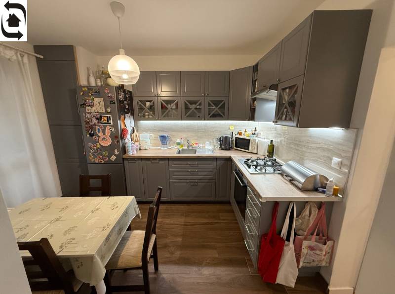 Küche in einer 4-Zimmer-Wohnung mit Holzboden und einer Eckküchenzeile.