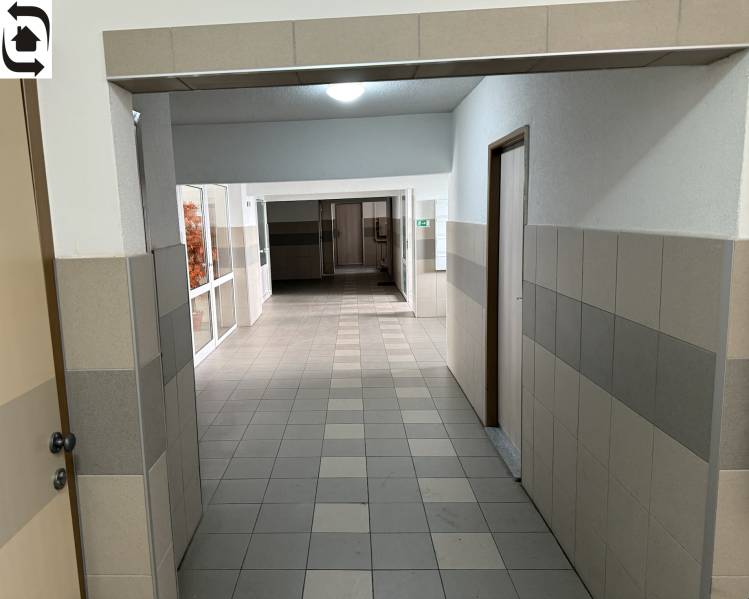 Flur mit Keramikfliesen und Verkleidungen in einer 4-Zimmer-Wohnung.