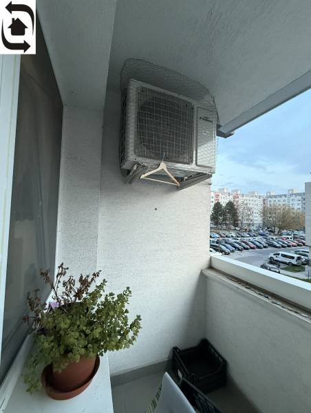 Balkon einer 4-Zimmer-Wohnung in der Kríkova-Straße, Bratislava - Vrakuňa mit Blumenkasten und Klimaanlage.