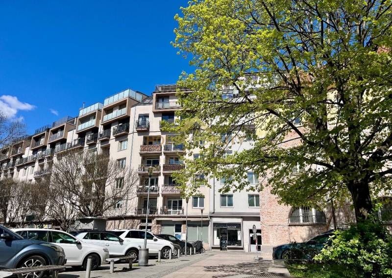 Wohnhaus am Dulovo námestie in Bratislava - Ružinov mit Bäumen und geparkten Autos.